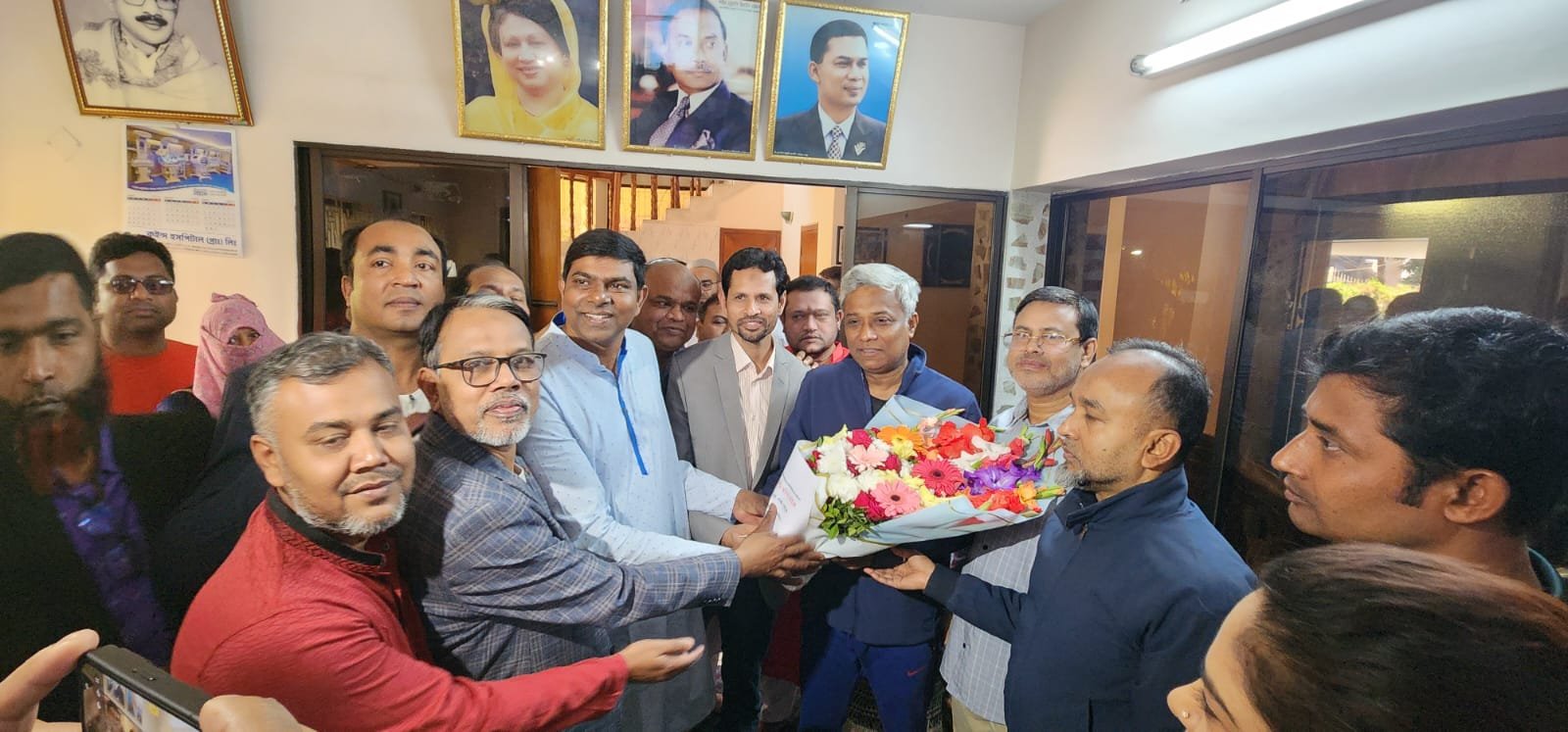 জনাব অনিন্দ্য ইসলাম অমিত কে ফুলেল শুভেচছা