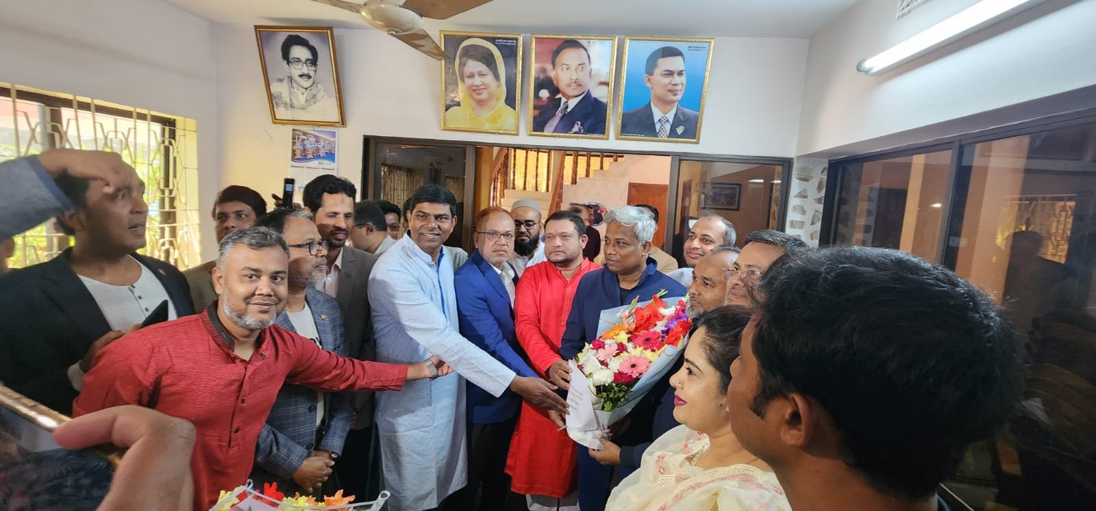 জনাব অনিন্দ্য ইসলাম অমিত কে ফুলেল শুভেচছা event